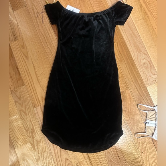 Off the shoulder velvet midi dress - Picture 2 of 5